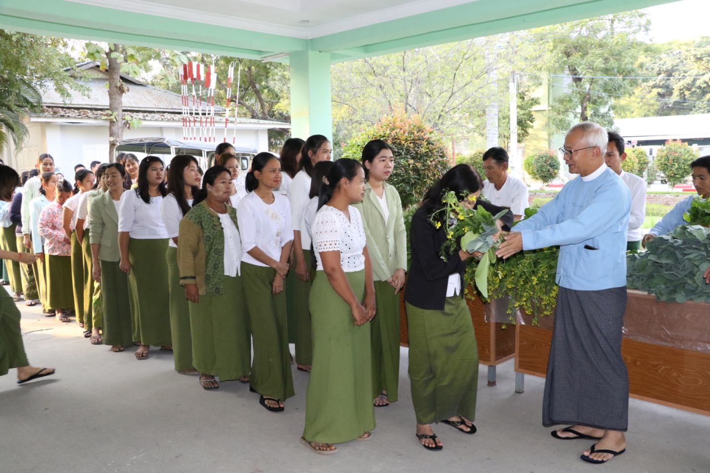 ညွှန်ကြားရေးမှူးချုပ်ရုံးဝင်း၊ရာသီသီးနှံစိုက်ခင်းမှ သန့်ရှင်းလတ်ဆတ်သော ဟင်းသီးဟင်းရွက်များအား ဝန်ထမ်းများသို့ ပေးဝေ